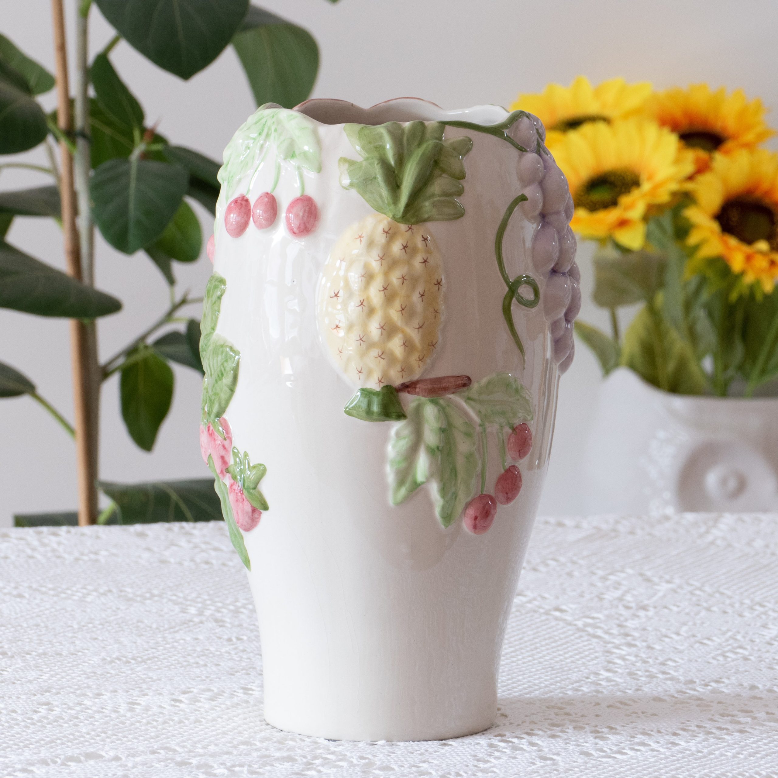 Grand vase relief tutti frutti – Image 2