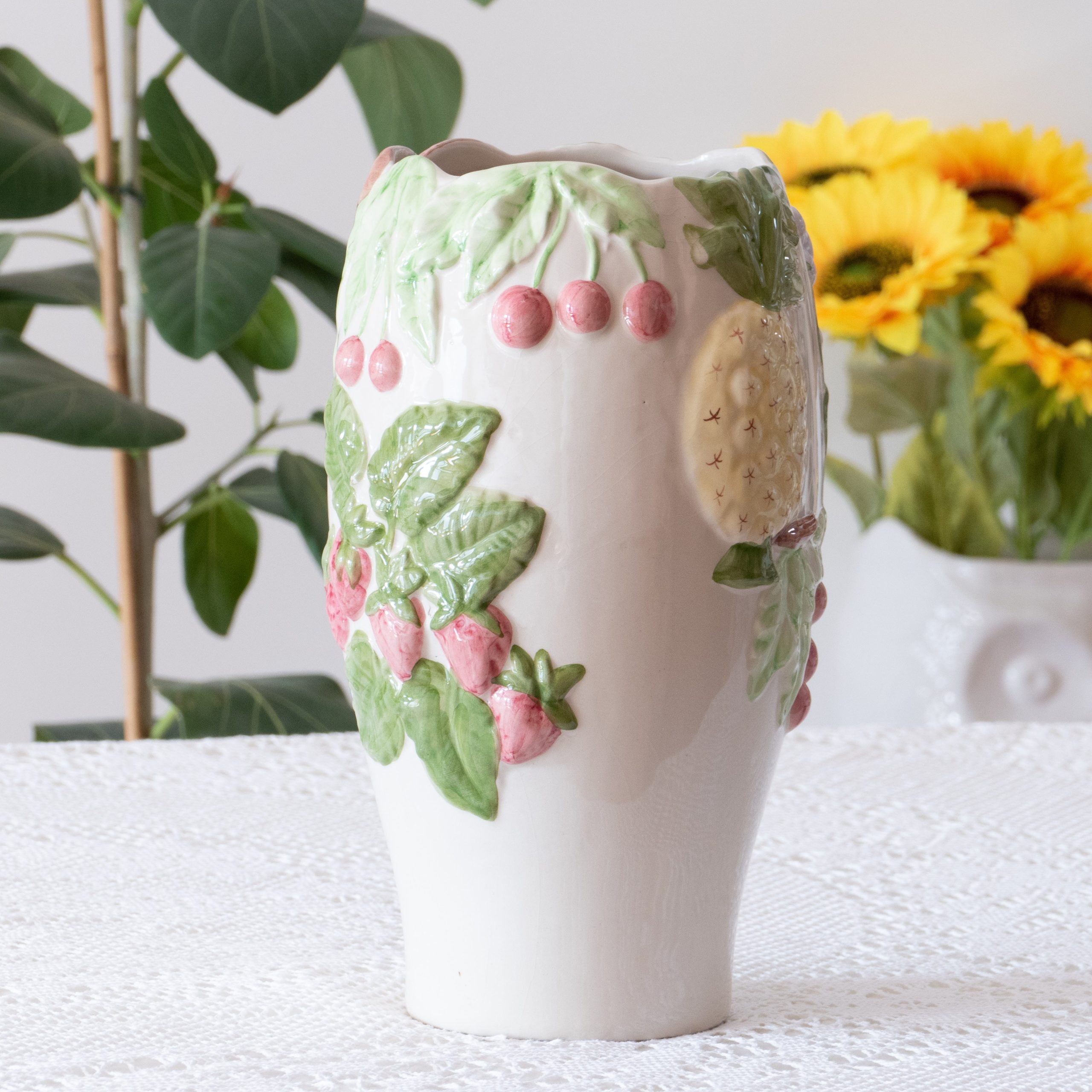 Grand vase relief tutti frutti