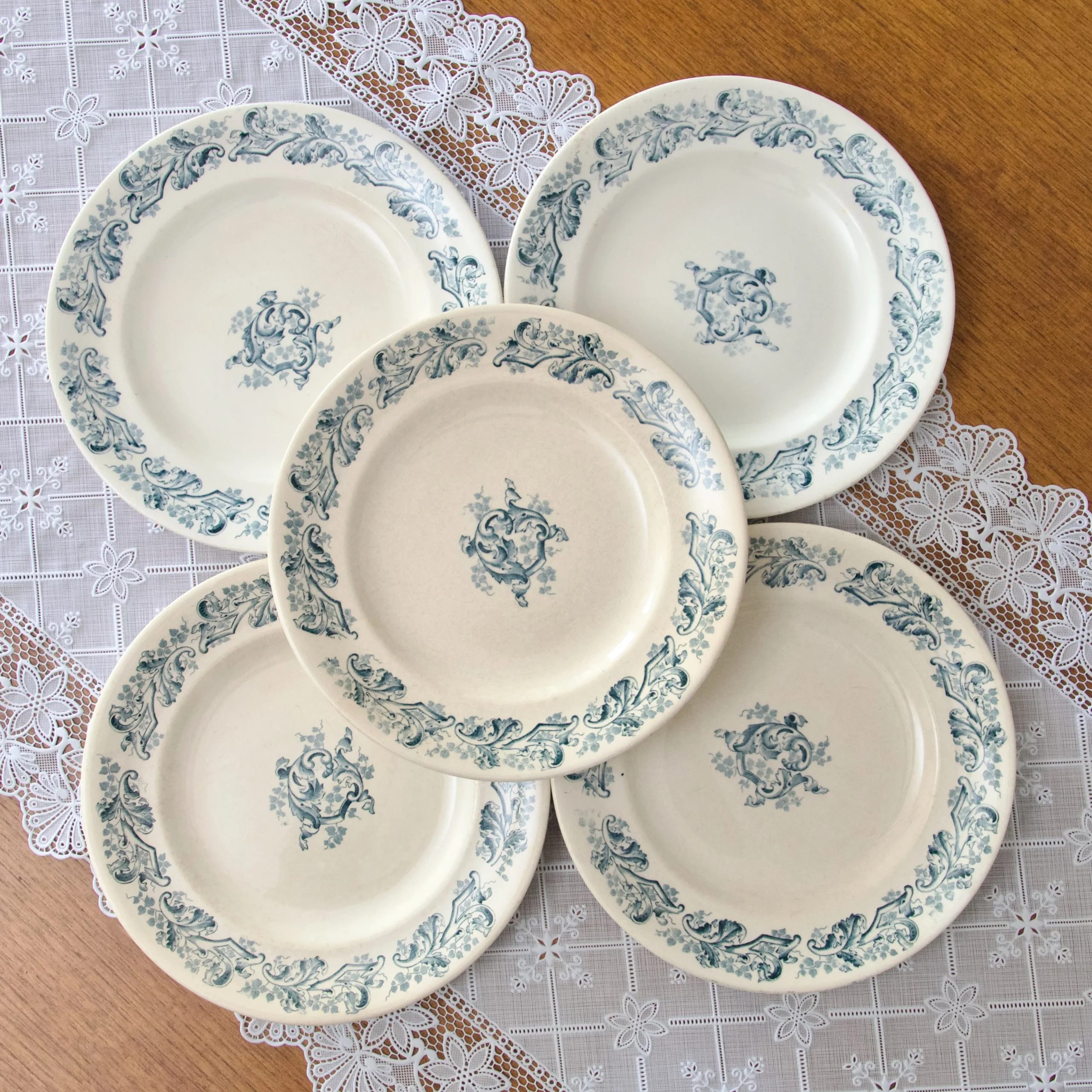 5 assiettes plates terre de fer Longwy "Russe"