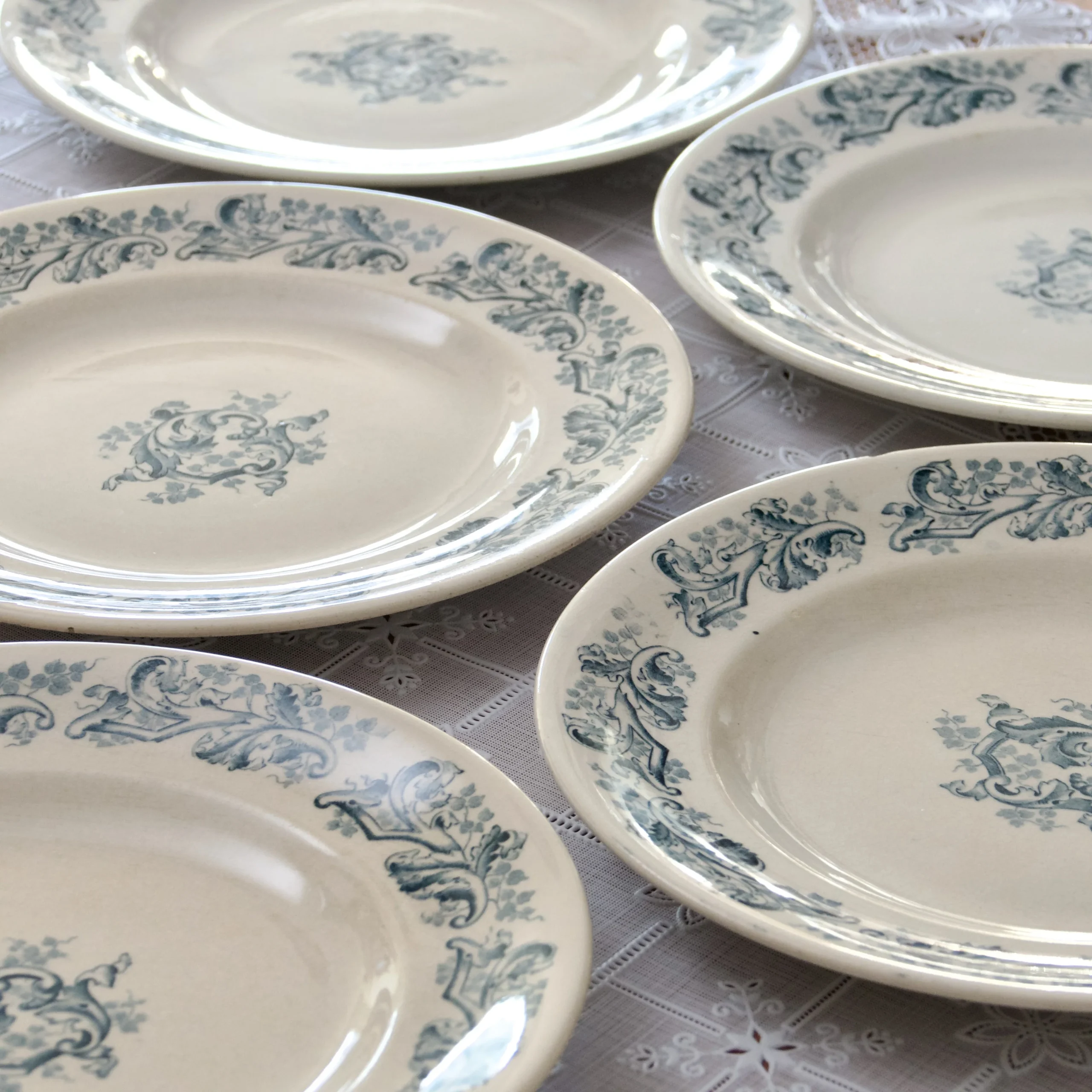 5 assiettes plates terre de fer Longwy "Russe" – Image 3